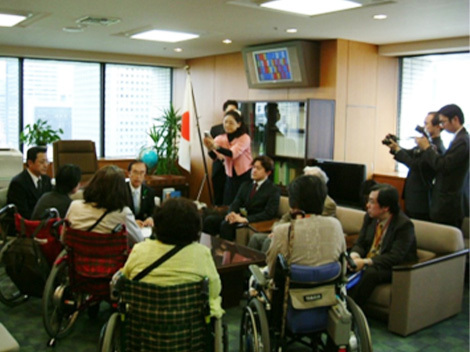 2009年4月　渡邊副厚生労働大臣に陳情
